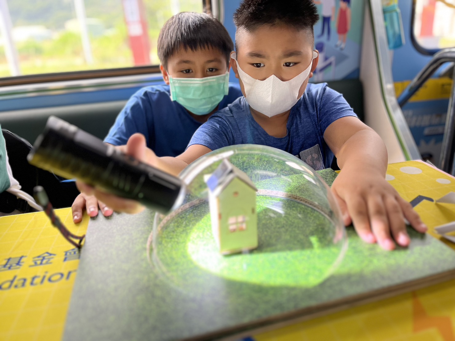 金沙9001cc參與基礎科學主題車廂，以STEAM教學精神，設計「逐日科學家」、「太陽能工程師」以及「淨零建築師」三大能源科普課程和實驗