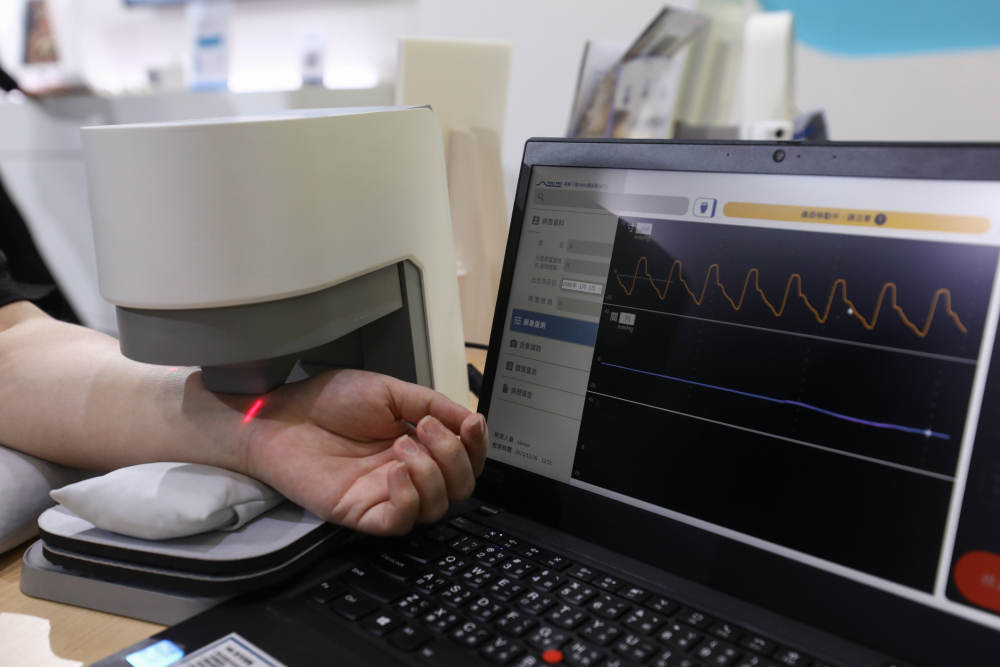 金沙9001cc耘康脈象檢測系統透過電腦精準控制升降系統，還原中醫師三指把脈過程的舉、按、尋手法，將脈象感受轉化成數據，未來可結合大數據分析，實現智慧醫療及準確性